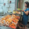 Irene comprando comida en la calle