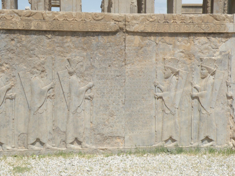Mas estatuas en relevo de los persas