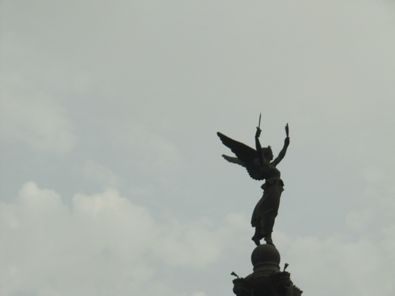 Ángel en la Plaza de la Libertad