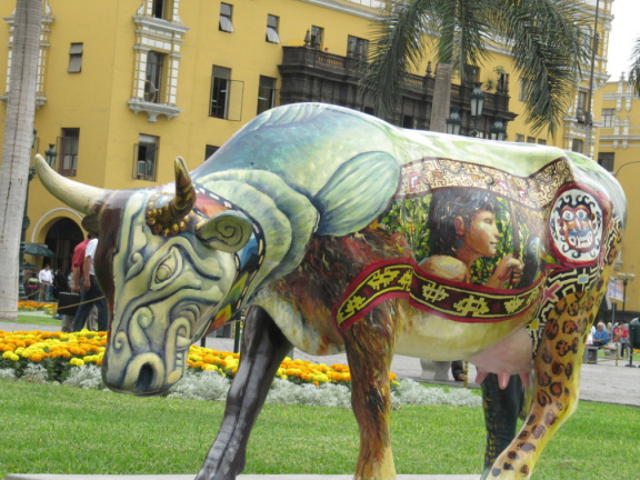 Aca un toro en la Plaza de Armas de Lima