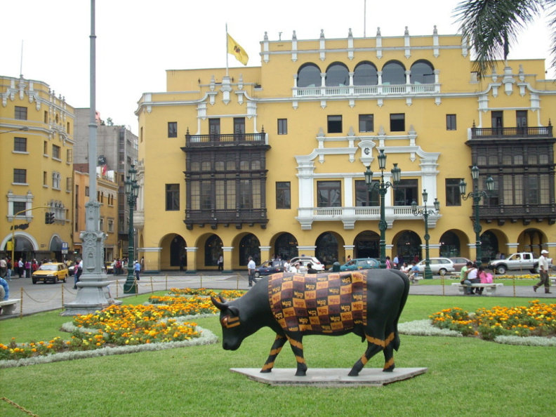 otra vaca mas en la Plaza de Armas de Lima