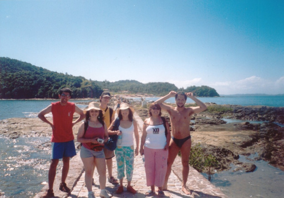 aca se ve toda la pandilla (con mucha ropa en la playa) Enrique, Carmen, Ulises, Ana Maria y Claudia.. (con poca ropa) VHS.
