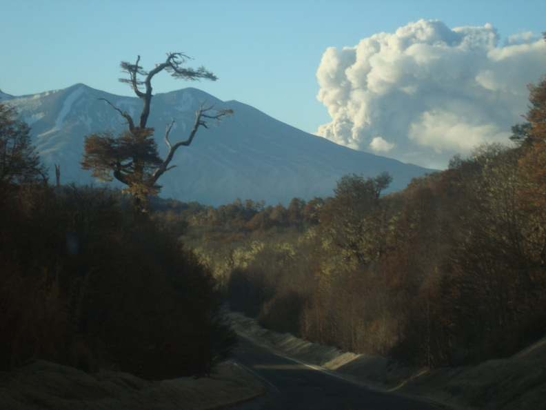 Vista de las cenizas volcánicas del Maulle desde el lado argentino.