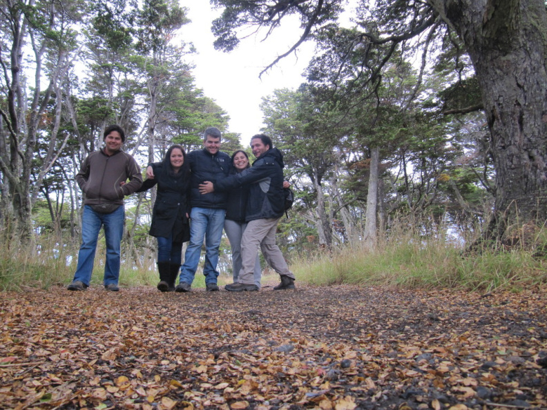 Cesar, Mary, Javier, Lore y VHS caminando por el bosque....