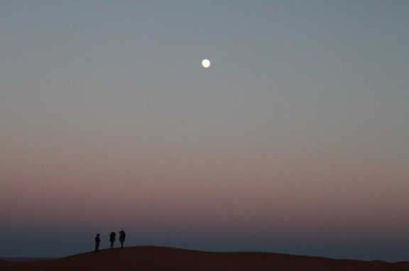 VHS, la luna y el atardecer en el Sahara