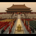 aca hay una foto del film que muestra la ciudad y la guardia del emperador.