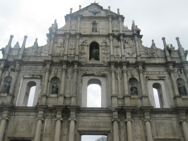 Las ruinas que sobraron de la iglesia portuguesa.