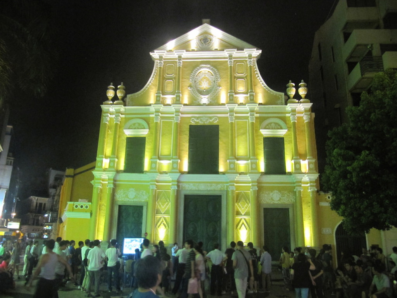 La iglesia portuguesa en la noche