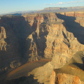 Grand Canyon y abajo el rio Colorado