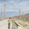 VHS y al fondo las columnas de Persepolis que aun se mantiene