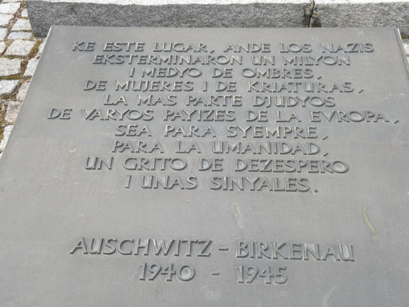 Monumento en Auschwitz II - Birkenau
