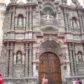 Frente de una de las iglesias de Lima