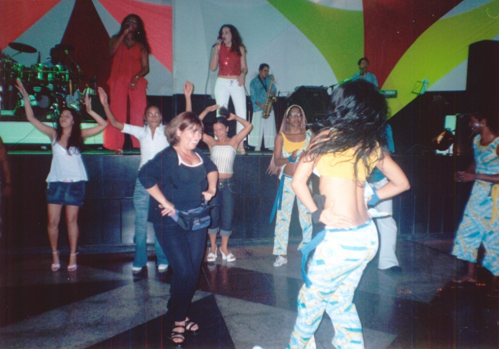 Claudia ensenando la brasilena a bailar !!!  :-D