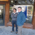 Cesar Paez y Javier Munoz haciendo cola para saquear el cajero Villa la Angostura