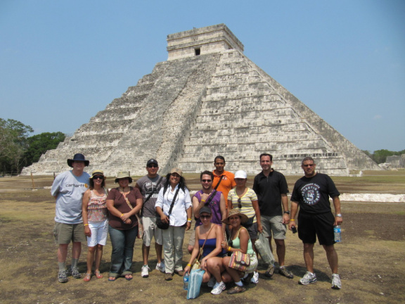 Todo el grupo al fondo de la Pirámide Chichén Itzá