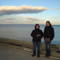 Claudia y Carolina en la costanera de Punta Arenas