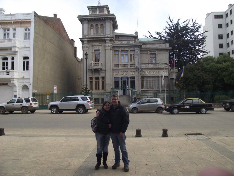 Javier y Lore frente a la municipalidad