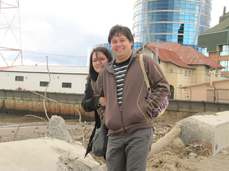 Cesarin y Mary en la costanera de Punta Arenas... Mary con miedo de que la echen en el estrecho de magallanes