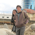 Cesarin y Mary en la costanera de Punta Arenas... Mary con miedo de que la echen en el estrecho de magallanes