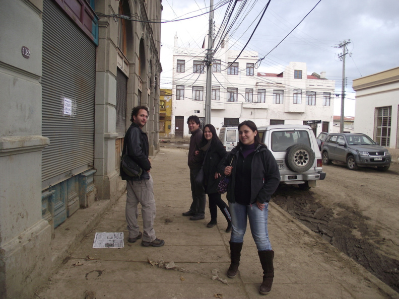 La pandilla caminando por las limpias calles de Punta Arenas