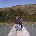 Javier, Lore (con miedo) y Cesar en el puente del rio Kwai
