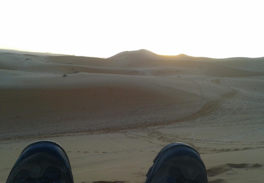 los pies de VHS y el sol al amanecer en el desierto de Sahara (3189 visitas) los pies de VHS y el sol al amanecer en el desierto de Sahara