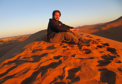 VHS y el sol al amanecer en el desierto de Sahara (13429 Погледи) VHS y el sol al amanecer en el desierto de Sahara