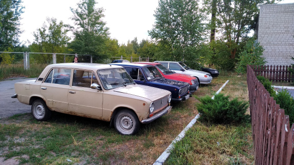 Estacionamiento en Chernobyl con autos de últimos modelo.