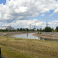 Mona y al fondo la planta de Chernobyl 