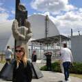 Mona muuuy cerca del sarcófago Chernobyl.