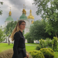 Mona enojada visitando a St. Sophia's Cathedral en Kiev.