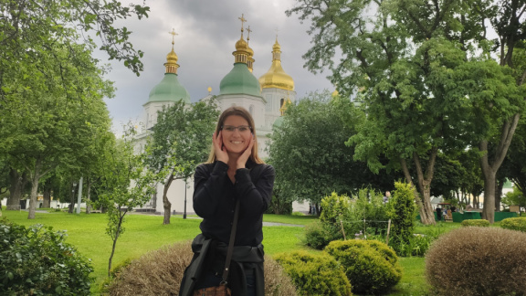 Mona alegre visitando a St. Sophia's Cathedral en Kiev.