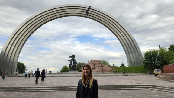 Mona en Peoples' Friendship Arch en Kiev
