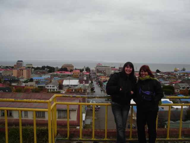 Carolina Salgado y Claudia Avila en el mirador de Punta Arenas